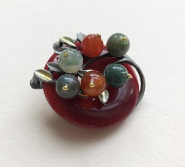 Beyaz arka planda klasik broş, kadınlar için eski aksan eski takılar