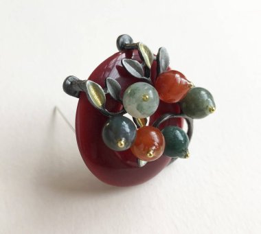 Beyaz arkaplanda kırmızı ve yeşil boncuklardan yapılmış el yapımı kolye