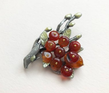 Beyaz arka planda kırmızı boncuklu mücevher kolyesi..