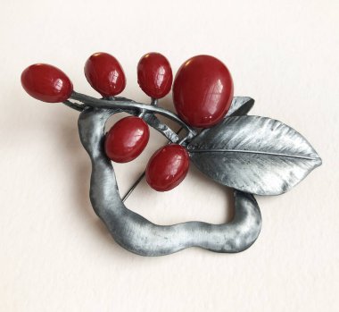 Beyaz arka planda kırmızı böğürtlen broşu. Minimalizm tarzı