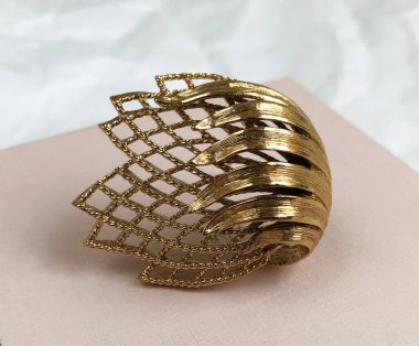 Beyaz arka planda klasik broş, kadınlar için eski aksan eski takılar