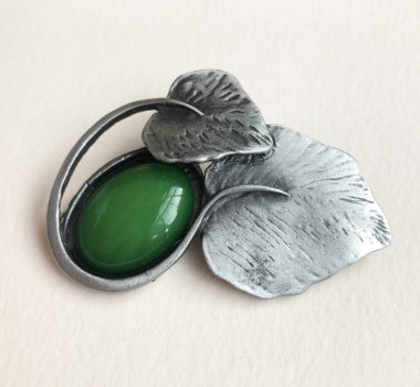 Beyaz arkaplanda zümrüt kolye, fotoğrafa yakın çekim