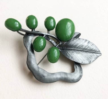 Beyaz arkaplanda yeşil kolye, yakın plan, üst görünüm