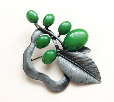 Beyaz arkaplanda ağaç şeklinde yeşil bir kolye