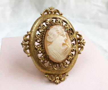 Pembe arkaplanlı dekoratif altın çerçeve