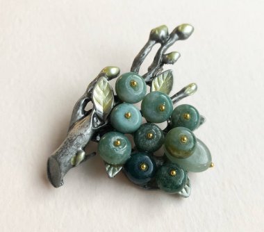 Beyaz arkaplanda el yapımı broş, yakın plan..