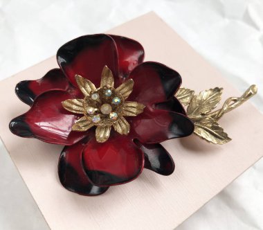 Kırmızı ve siyah camdan yapılmış altın çiçekli el yapımı mücevherler.