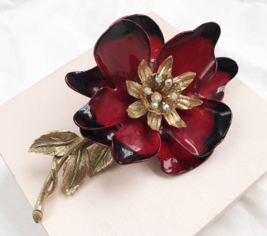 Beyaz arka planda kırmızı ve siyah camdan yapılmış dekoratif çiçek..