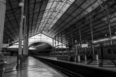 Rossio Tren İstasyonu, Lizbon, Portekiz. Siyah beyaz fotoğraf.