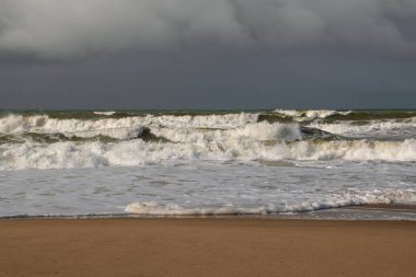 Letonya, Liepaja 'daki Baltık Denizi sahillerinde dalgalar