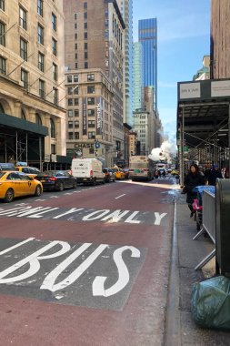 Manhattan caddesi manzarası. Manhattan, New York 'un en yoğun nüfuslu beş ilçesidir.