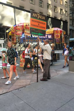 New York 'taki Times Meydanı' nı kimliği belirsiz kişiler ziyaret ediyor. Times Meydanı, Manhattan 'da önemli bir ticari kavşak ve turistik merkezdir.