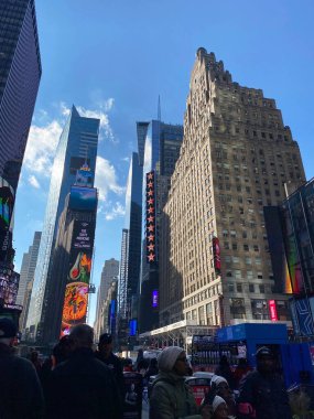 Broadway Tiyatroları ve çok sayıda LED işareti bulunan Times Meydanı, New York ve Amerika Birleşik Devletleri 'nin bir sembolüdür..