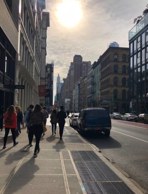 New York sokaklarında yürüyen insanlar.