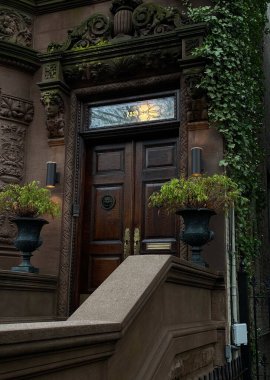 ABD 'nin New York şehrindeki tarihi bir binaya giriş..