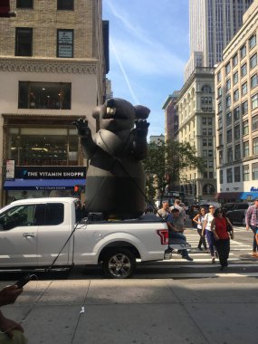 Sendika çalışanları Manhattan, New York sokaklarına şişme bir fare koyarak protesto ediyorlar.