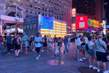 Gece Times Meydanı 'nda Amerikan Silahlı Kuvvetleri İşe Alma İstasyonu tabelası, New York City sokaklarında kalabalık, Manhattan habercilik videosu, modern şehir manzarası, NYC, New York, New York, ABD