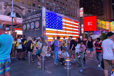 Gece Times Meydanı 'nda Amerikan Silahlı Kuvvetleri İşe Alma İstasyonu tabelası, New York City sokaklarında kalabalık, Manhattan habercilik videosu, modern şehir manzarası, NYC, New York, New York, ABD