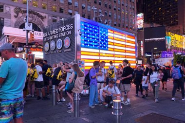 Gece Times Meydanı 'nda Amerikan Silahlı Kuvvetleri İşe Alma İstasyonu tabelası, New York City sokaklarında kalabalık, Manhattan habercilik videosu, modern şehir manzarası, NYC, New York, New York, ABD