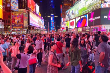 Broadway Tiyatroları ve çok sayıda LED işareti bulunan Times Meydanı, New York ve Amerika Birleşik Devletleri 'nin bir sembolüdür..