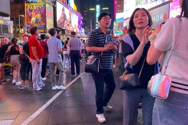 Broadway Tiyatroları ve çok sayıda LED işareti bulunan Times Meydanı, New York ve Amerika Birleşik Devletleri 'nin bir sembolüdür..