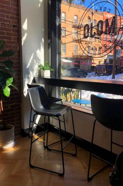 Hoboken şehir merkezinde bir kahve dükkanı manzarası.