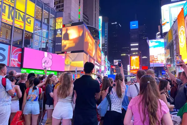 Broadway Tiyatroları ve çok sayıda LED işareti bulunan Times Meydanı, New York ve Amerika Birleşik Devletleri 'nin bir sembolüdür..