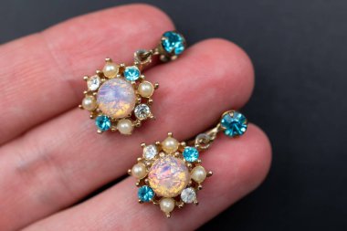 Avucunun içinde değerli taşlar olan mücevherler.