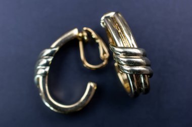 Fotokopi alanı olan koyu arkaplandaki gümüş küpeleri kapat