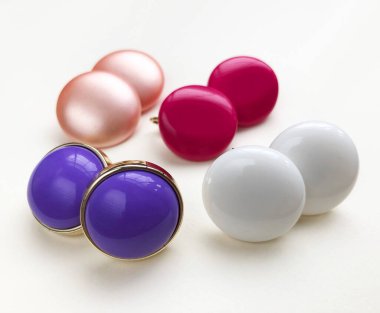 Beyaz arka planda inci küpeler. Kapat..