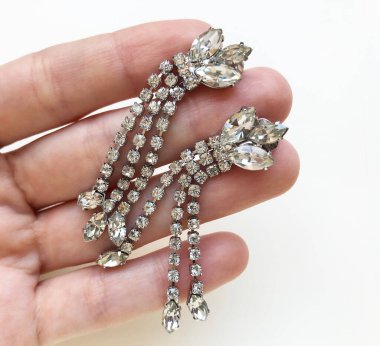 Beyaz bir arka planda ele geçirilmiş mücevherler..