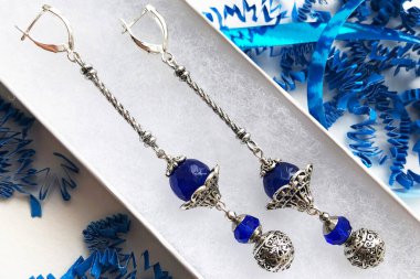 Güzel küpeler arka plan, eski mücevher konsepti, online bir kuyumcu için promosyon fotoğrafı.