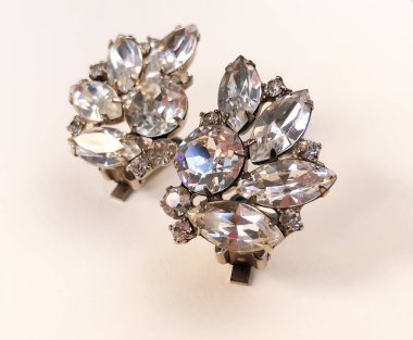 Güzel küpeler arka plan, eski mücevher konsepti, online bir kuyumcu için promosyon fotoğrafı.