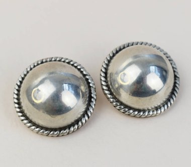 Beyaz arka planda bir çift küpenin yakın plan görüntüsü