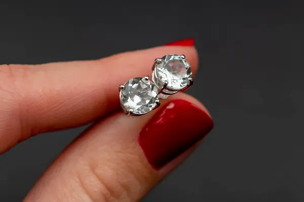 Siyah arka planda elmas küpeler. Yakın plan..