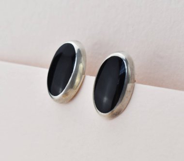 Beyaz arka plandaki gümüş kol düğmelerini kapat