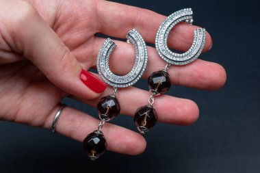 Siyah arka planda gümüş küpeler..