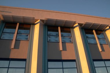 Günbatımında modern ofis binasının dış tarafında. Modern ofis binasının mimari ayrıntıları.