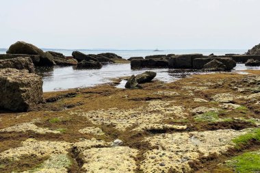 Yazın dalgalı sularda Brittany 'nin (Fransa) kayalık kıyıları