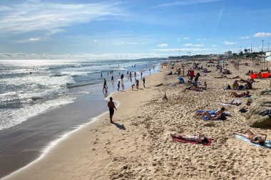 İnsanlar gün batımında plajda yürür, Oeiras, Portekiz