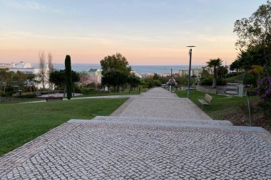 Oeiras şehrinin parkında gün batımı