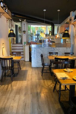 Restoranda masaları ve sandalyeleri olan bir kafe..