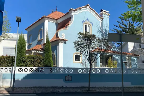 Güneşli bir günde sıcak Avrupa caddelerinde mavi ev, Oeiras, Lizbon, Portekiz