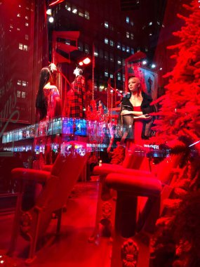 Manhattan, NYC, New York, ABD, Bergdorf Goodman New York 'ta Beşinci Cadde' deki dükkan vitrininde mankenlerle süslü bir vitrin.