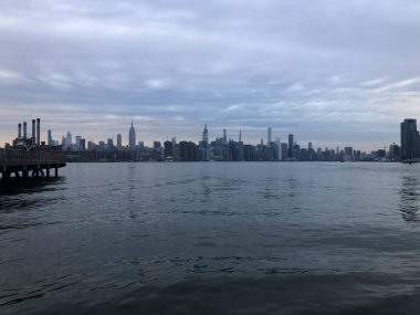 Hudson Nehri 'nden Manhattan manzarası.