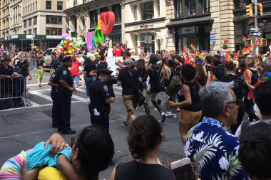 Manhattan caddeleri 5. Cadde Onur Yürüyüşü sırasında, New York, New York, ABD