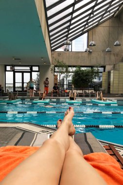 Otelde havuzun kenarındaki kadın bacakları..