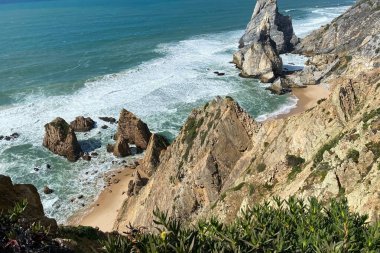 Cabo da Roca, Portekiz. Atlantik kıyısındaki kayalar.