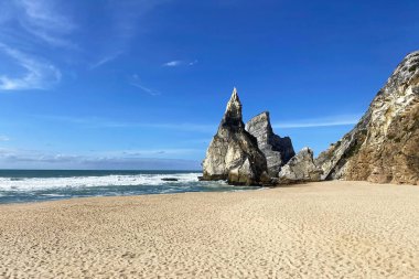 Portekiz, Algarve 'de kayaları ve mavi gökyüzü olan güzel bir sahil.