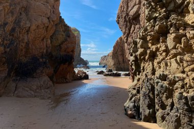 Portekiz 'de Algarve Sahili. Kayalıkları ve mavi gökyüzü olan güzel sahil